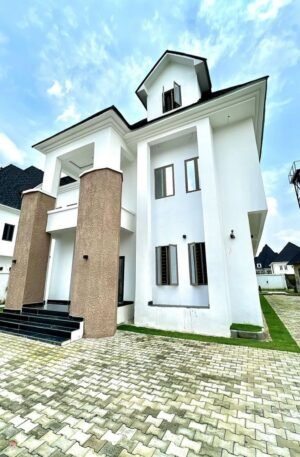 4 BEDROOM FULLY DETACHED DUPLEX