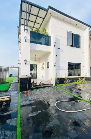 4 BEDROOM SEMI-DETACHED DUPLEX WITH A  BQ